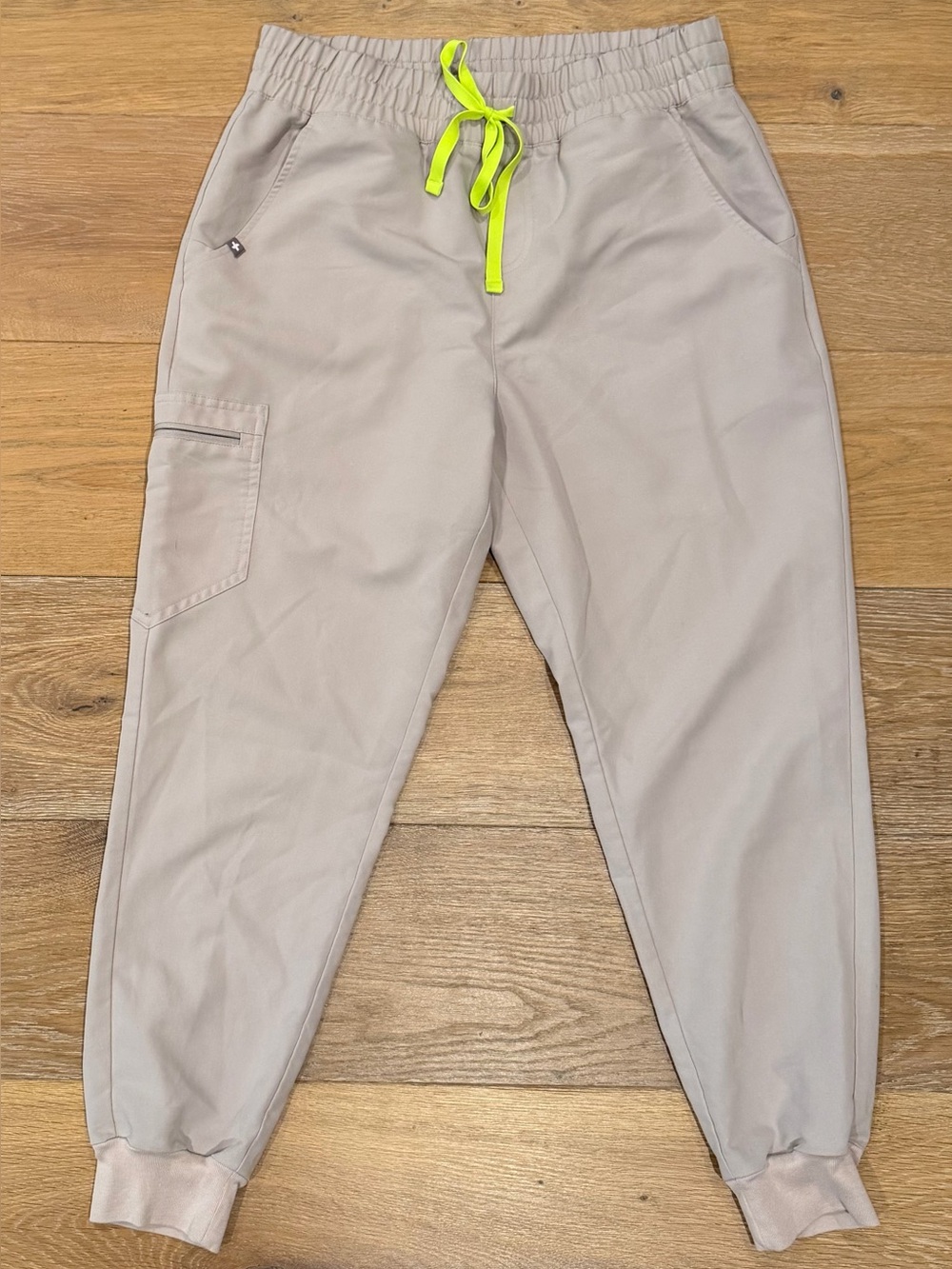 FIGS Zamora High Waisted Women’s Scrub Pants Size M/P Cream with Neon Drawstring